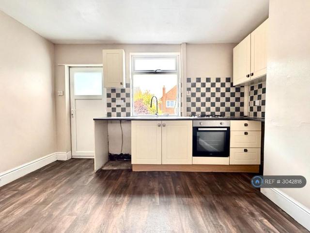 2 bedroom end of terrace house to rent