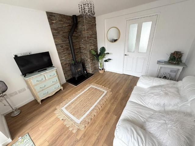 2 bedroom end of terrace house to rent