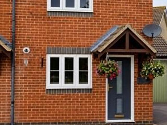 2 bedroom end of terrace house to rent