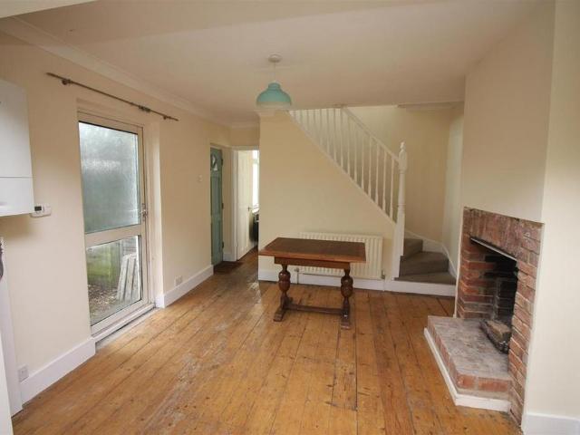 2 bedroom end of terrace house to rent