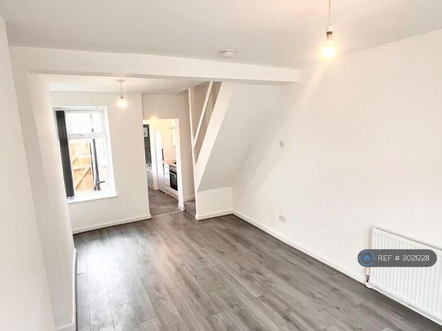 2 bedroom end of terrace house to rent