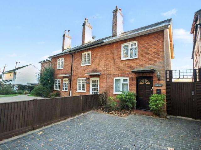 2 bedroom end of terrace house to rent