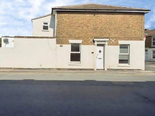 2 bedroom end of terrace house to rent