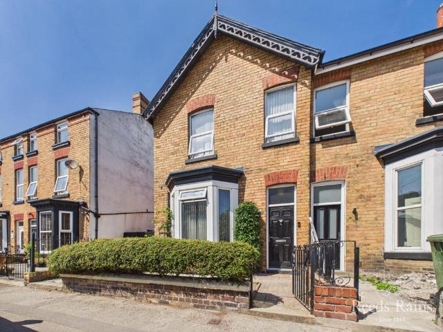 2 bedroom end of terrace house to rent