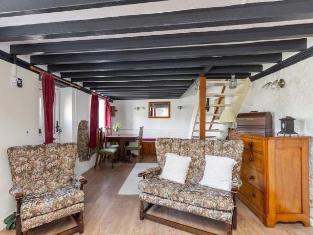 2 bedroom end of terrace house to rent