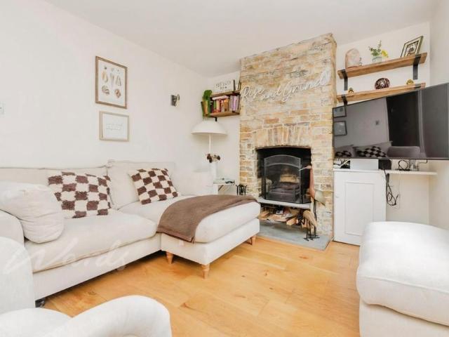 2 bedroom end of terrace house to rent