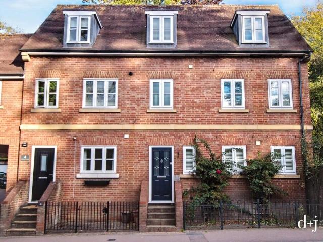 2 bedroom end of terrace house to rent