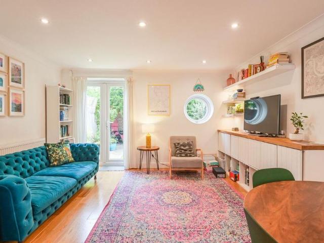 2 bedroom end of terrace house to rent