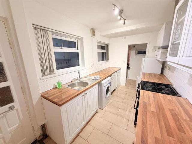 2 bedroom end of terrace house to rent
