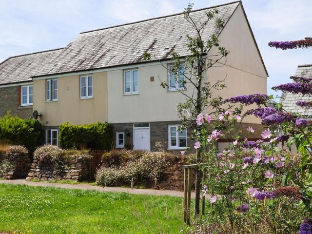2 bedroom end of terrace house to rent