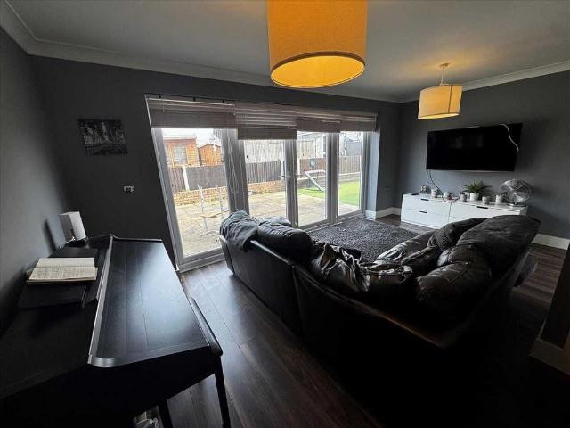 2 bedroom end of terrace house to rent