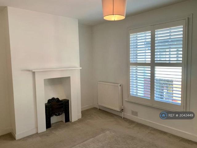 2 bedroom end of terrace house to rent