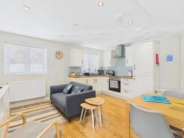 2 bedroom end of terrace house to rent