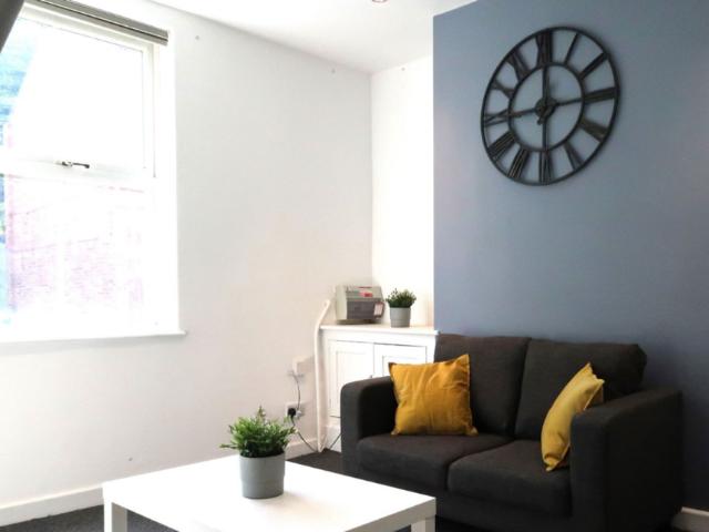 2 bedroom end of terrace house to rent