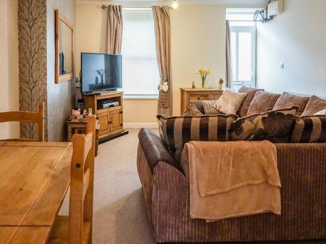 2 bedroom end of terrace house to rent