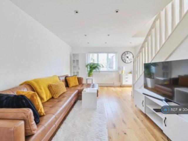 2 bedroom end of terrace house to rent