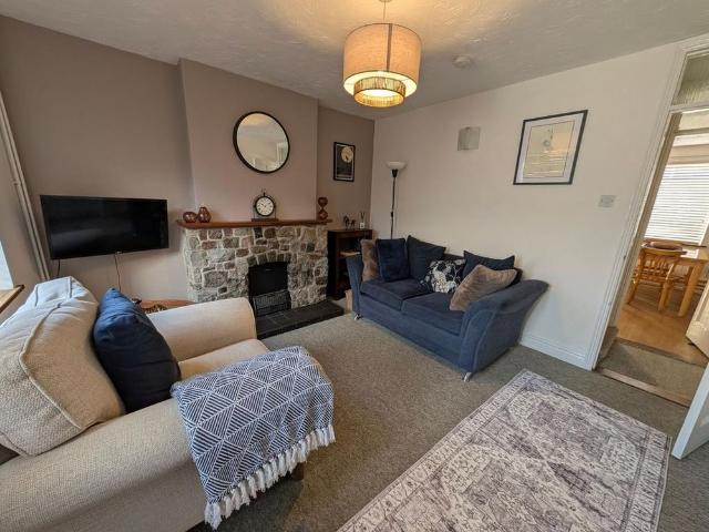 2 bedroom end of terrace house to rent