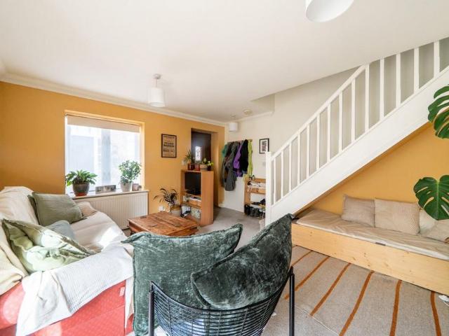 2 bedroom end of terrace house to rent