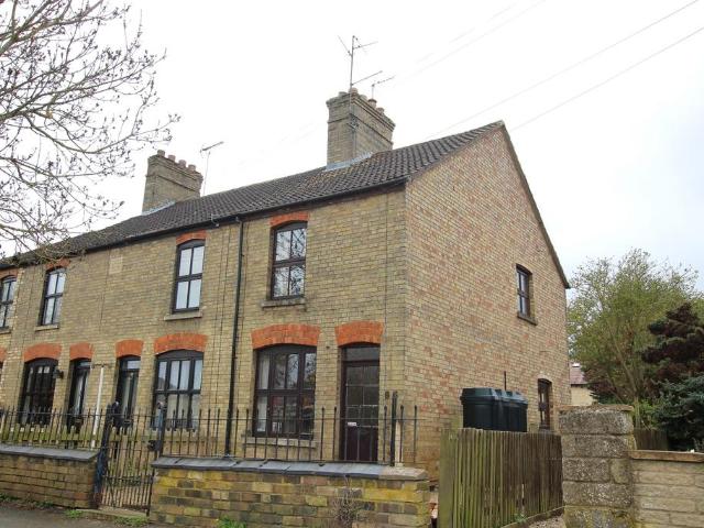 2 bedroom end of terrace house to rent