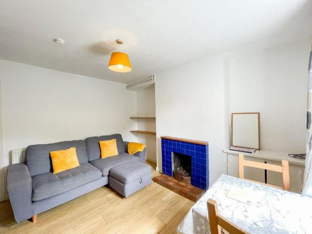 2 bedroom end of terrace house to rent