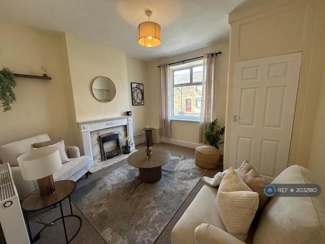 2 bedroom end of terrace house to rent