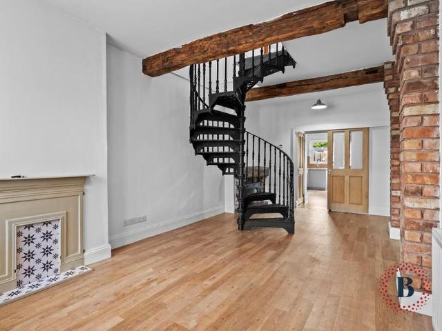 2 bedroom end of terrace house to rent