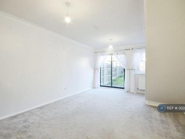 2 bedroom end of terrace house to rent