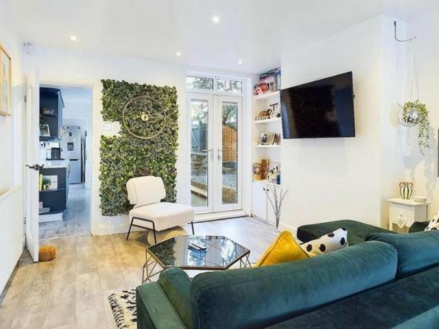 2 bedroom end of terrace house to rent
