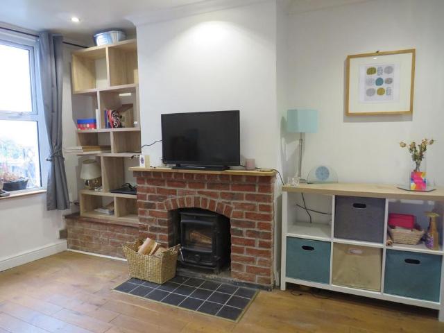 2 bedroom end of terrace house to rent