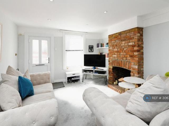 2 bedroom end of terrace house to rent