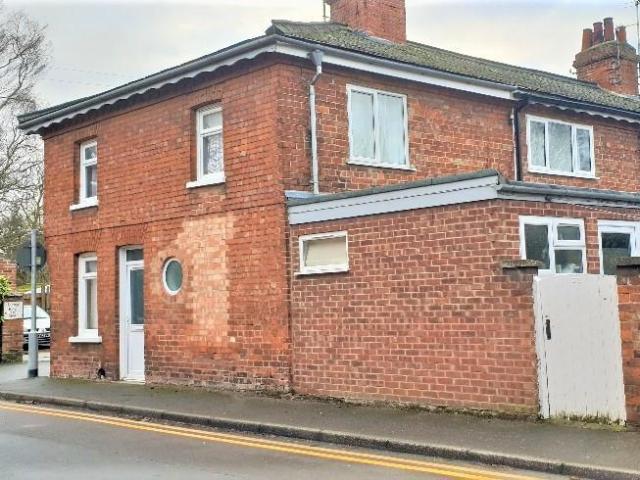 2 bedroom end of terrace house to rent