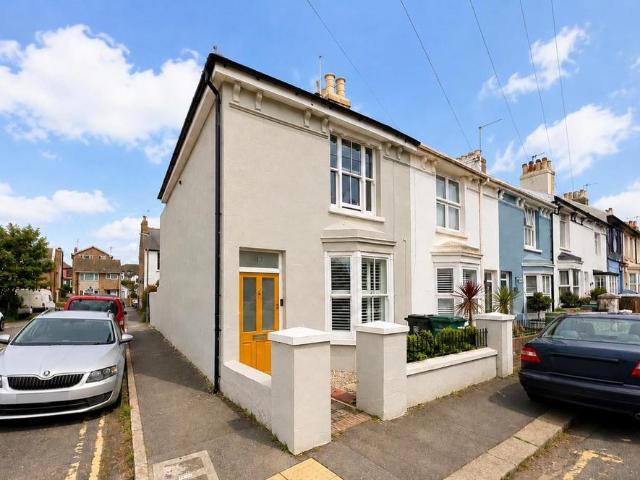 2 bedroom end of terrace house to rent