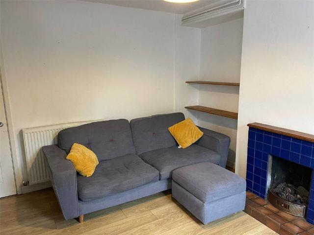 2 bedroom end of terrace house to rent