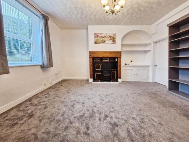 2 bedroom end of terrace house to rent