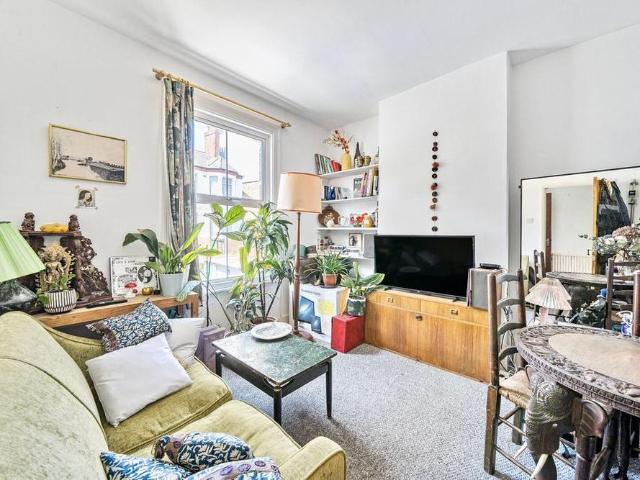 2 bedroom end of terrace house to rent