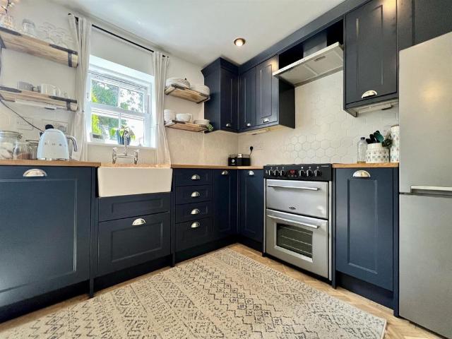 2 bedroom end of terrace house to rent
