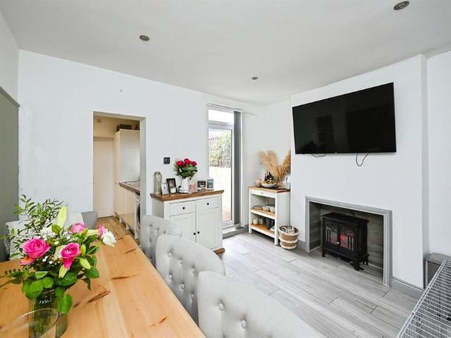 2 bedroom end of terrace house to rent