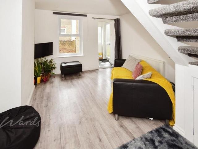 2 bedroom end of terrace house to rent