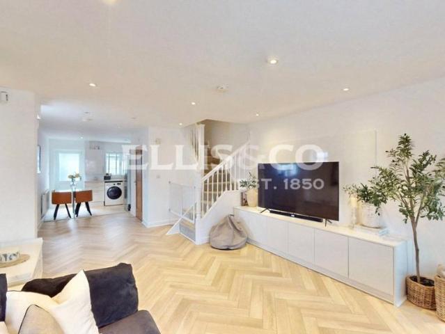 2 bedroom end of terrace house to rent