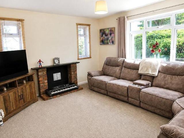 2 bedroom end of terrace house to rent