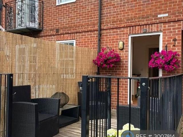 2 bedroom end of terrace house to rent