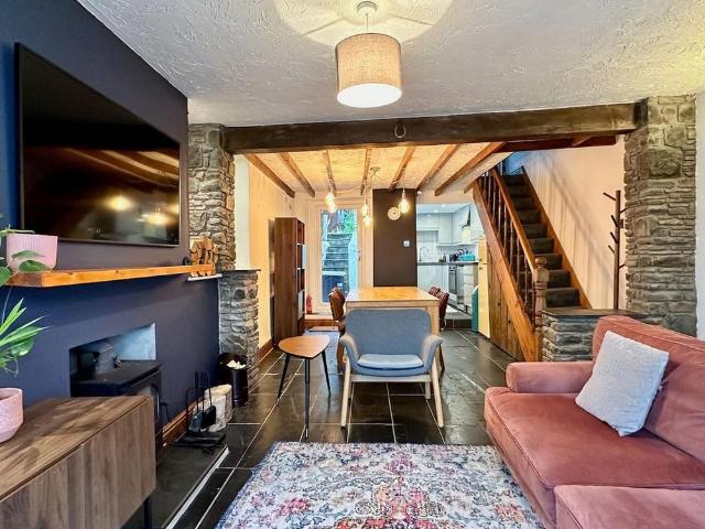 2 bedroom end of terrace house to rent