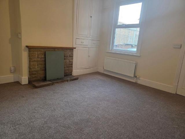2 bedroom end of terrace house to rent