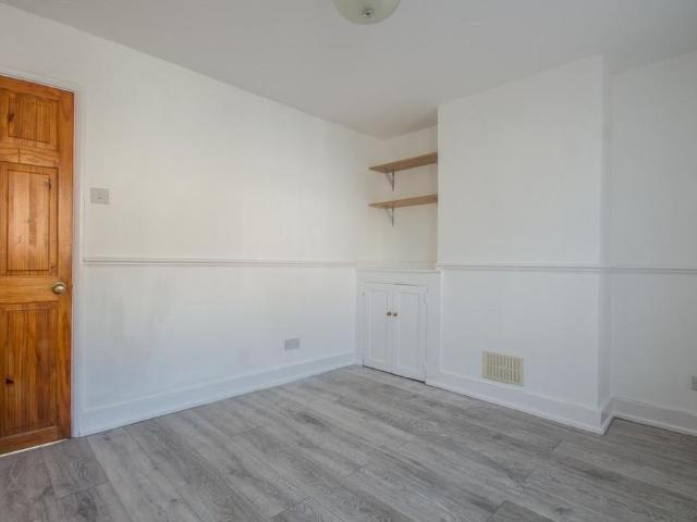 2 bedroom end of terrace house to rent