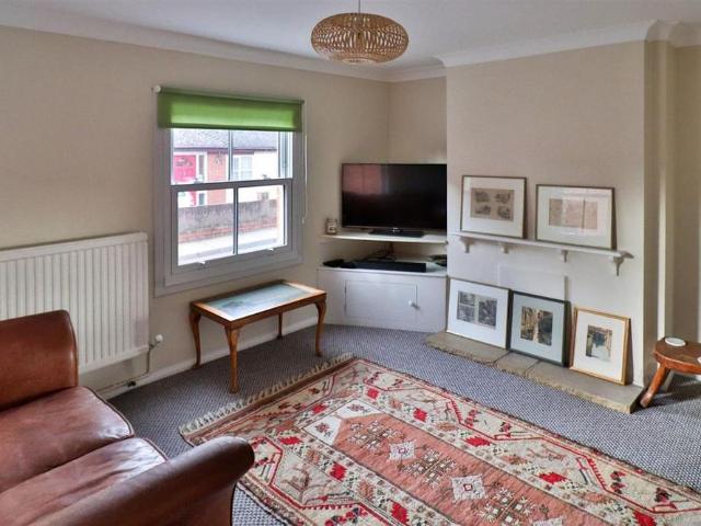 2 bedroom end of terrace house to rent