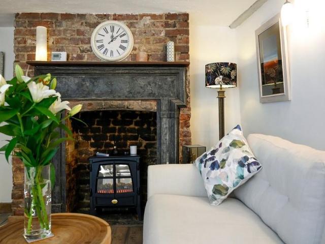 2 bedroom end of terrace house to rent