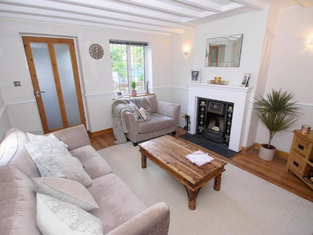 2 bedroom end of terrace house to rent