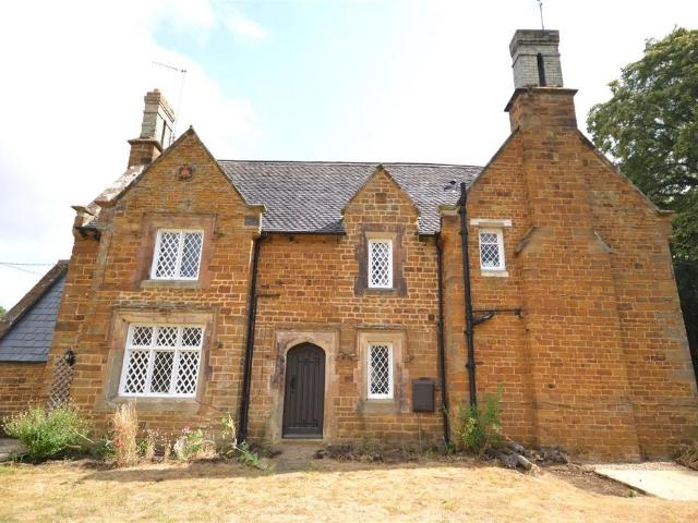 2 bedroom end of terrace house to rent