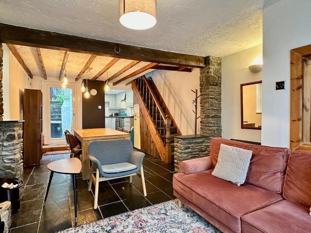 2 bedroom end of terrace house to rent