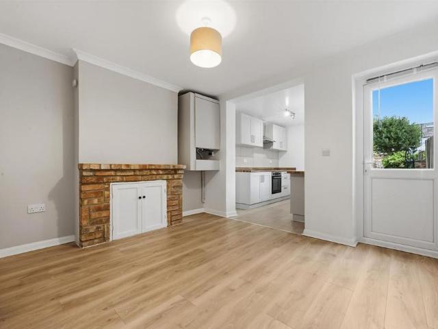2 bedroom end of terrace house to rent